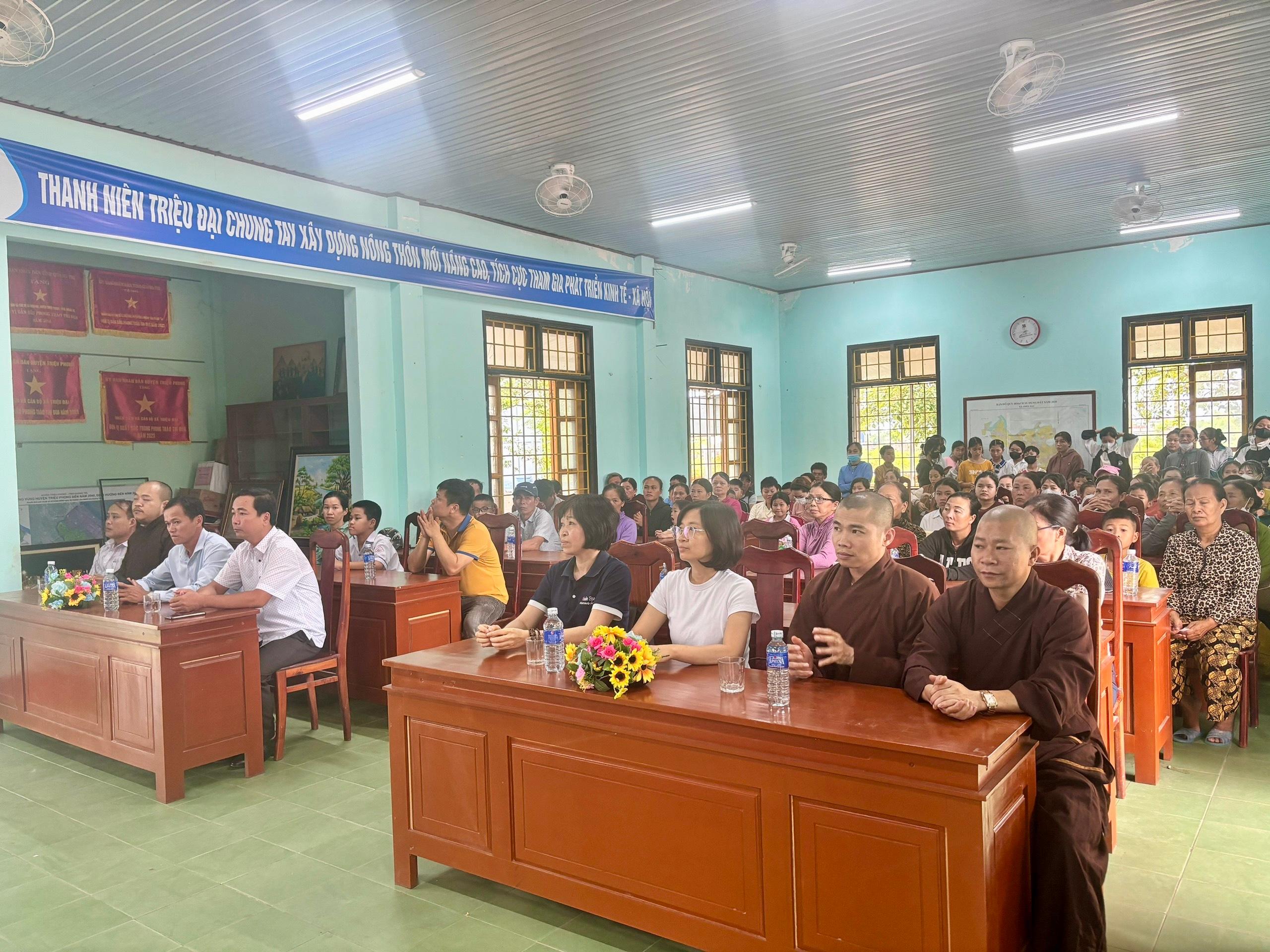 TRAO TẶNG QUÀ CHO HỌC SINH NGHÈO VƯỢT KHÓ TRÊN ĐỊA BÀN XÃ